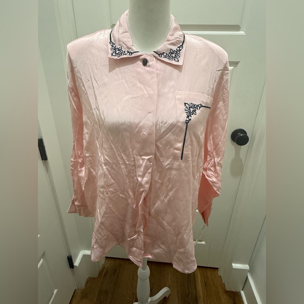 NWT. Vintage Cindy Collins Button Down Blouse. Pink/Navy. Size Med.